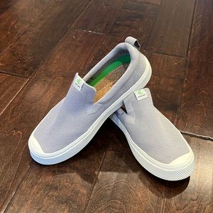 Cariuma men’s size 9.5 gray knit slip on shoes